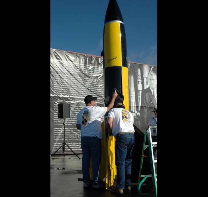 第二次世界大戦時代のドイツのV2ロケットの3分の1スケールの模型ロケット