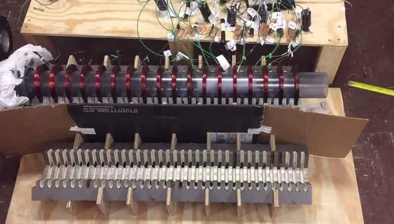 学生たちが実際に機能するハイパーループ（非常に小型のもの）を建設しました