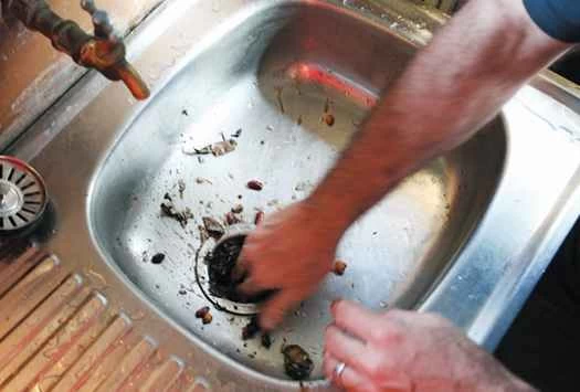 水のないシンクに詰まった夕食の残り物