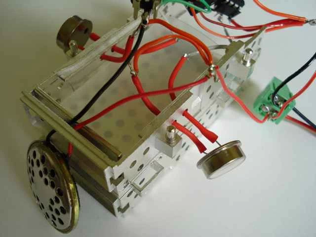 部分的に組み立てられた DIY ポケット テルミン。