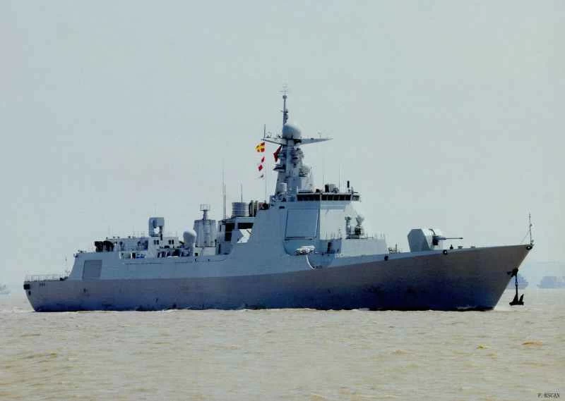 中国 052D 駆逐艦「陸陽 III」が海上に