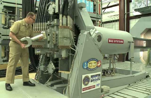 GPS誘導弾を発射する海軍の実験用レールガン