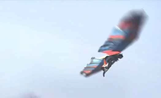 ビデオ：オランダ人が腕を羽ばたかせて飛ぶ