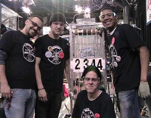 ニューヨーク市で開催された 2009 FIRST ロボット競技会に参加した高校生たちが自作ロボットを披露。