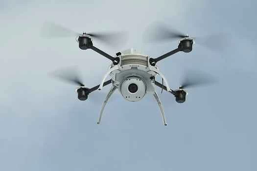 飛行中のAeryon Scoutドローン