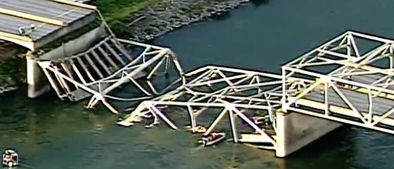 ワシントン州で橋が崩落、車2台がスカジット川に転落