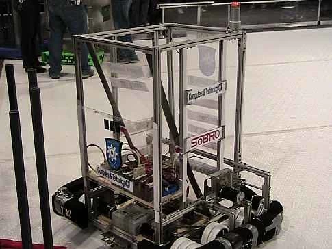 ニューヨーク市で開催された 2009 FIRST ロボット競技会のアリーナに展示された手作りロボット。
