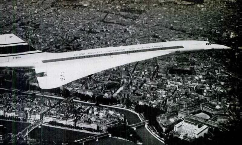 パリ上空のコンコルド試作機