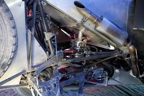 トロフィートラックのボンネットの下