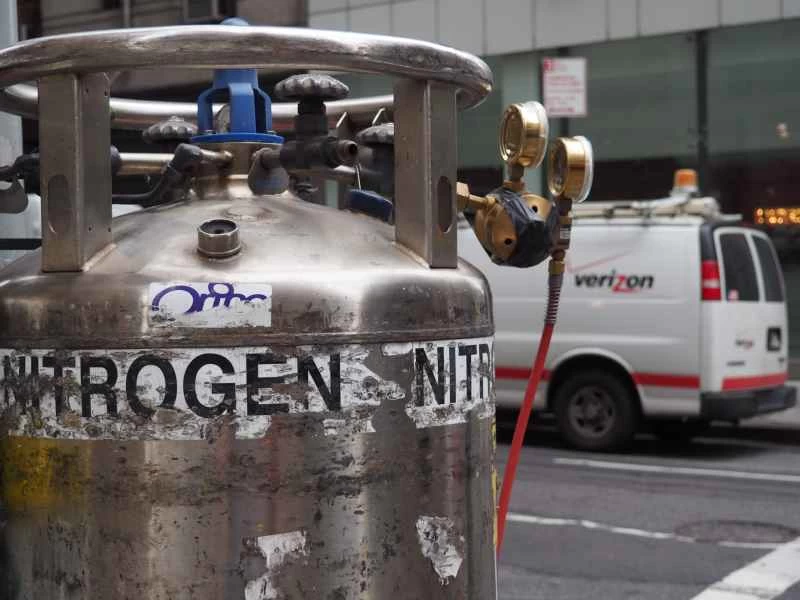 ベライゾンのバンの前にある窒素ボンベ