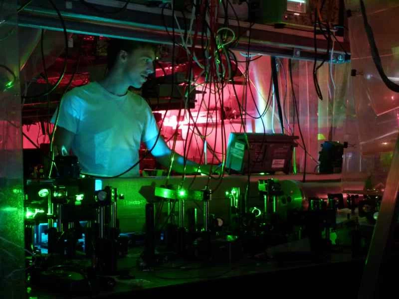 電子は完全な球体に非常に近い