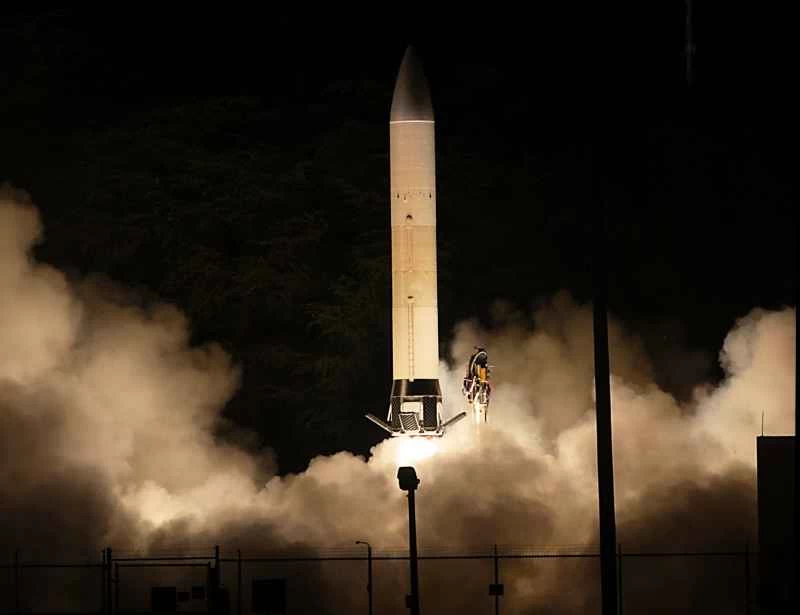 陸軍の極超音速ミサイルが試験中に爆発