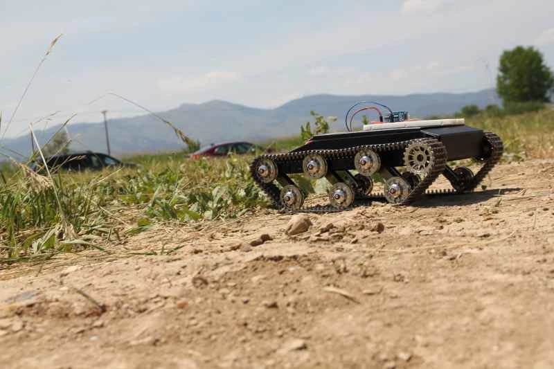 SparkFun Autonomous Vehicle Challenge におけるネイサン・ピーターマンのロボット競技者