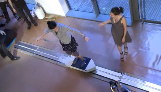 ビデオ：過冷却量子浮遊ホバーボードで学生が空中滑空