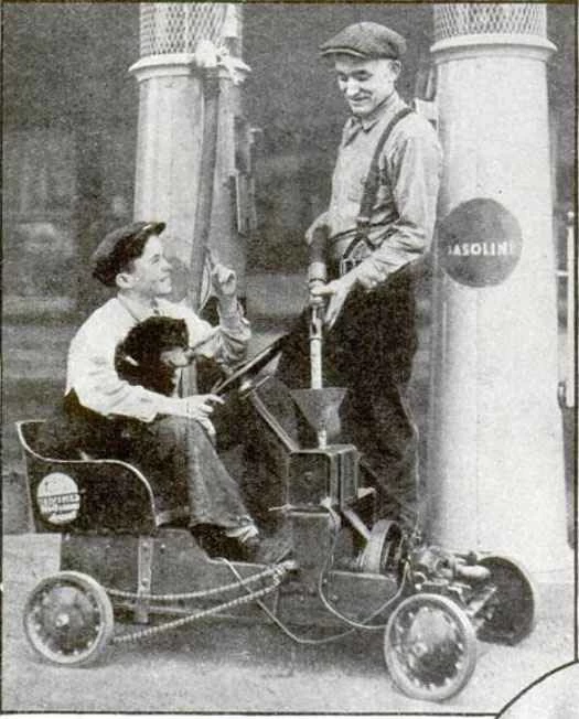 ポピュラーサイエンス誌に掲載された、ガソリンスタンドで洗濯機で作ったゴーカートのような乗り物にガソリンを入れている二人の少年。運転席の少年は黒い犬を飼っている。