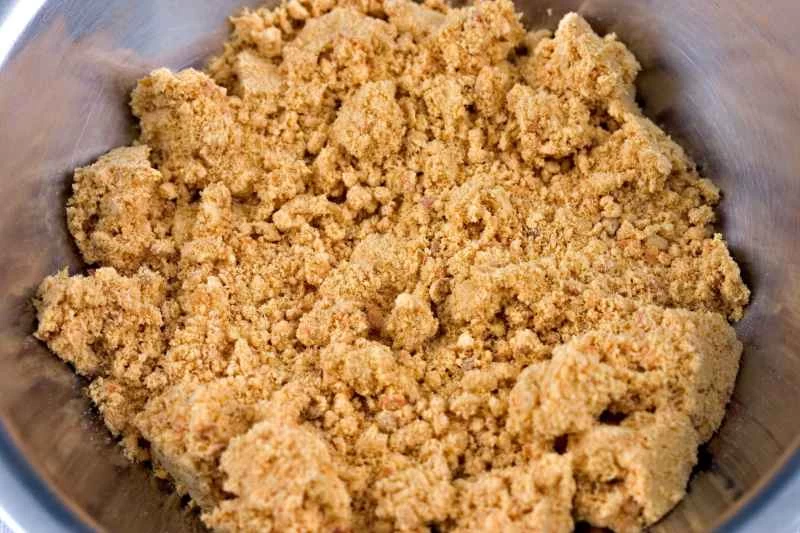 フリーズドライのアプリコットパウダーが入ったボウル。