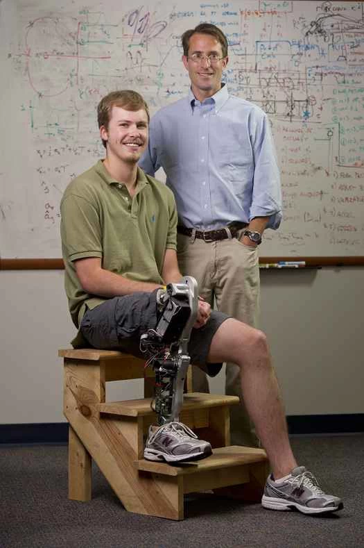 膝：ヴァンダービルト社の膝足首協調義足