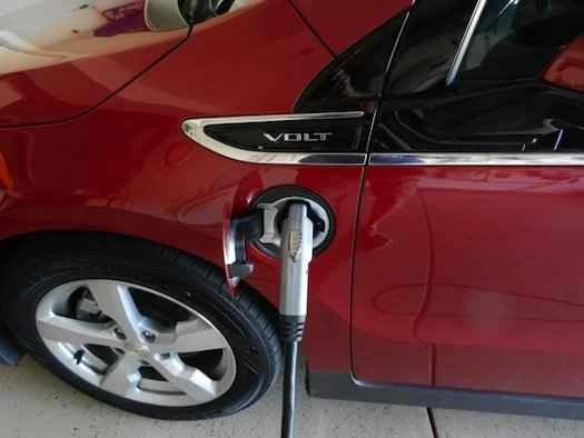 https://www.popsci.comsitespopsci.comfilesimport2013importPopSciArticles2011-chevrolet-volt-plugged-into-coulomb-technologies-240v-wall-charging-unit_100392869_l.jpg