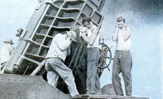 3 耳をつんざくような音を聞いた男性