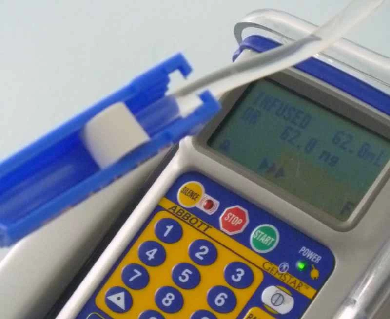 ハッカーは病院の薬剤ポンプに侵入し、患者に致死量の薬剤を投与できる