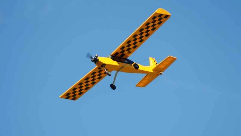 小さな飛行機をめぐる大争い