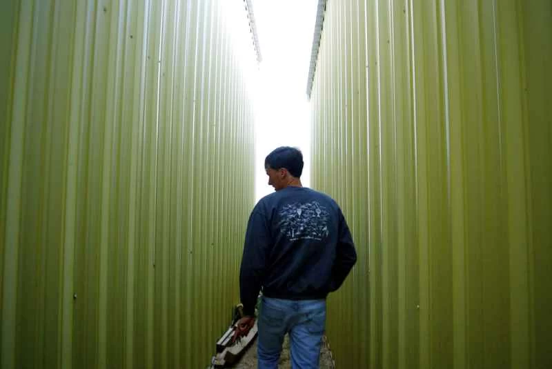 モハベ空港と宇宙港の格納庫の間