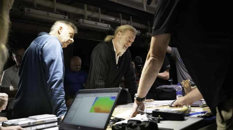 トリトン潜水艦の社長パトリック・レイヒーがビクター・ベスコヴォとともにダイビングスポットを視察