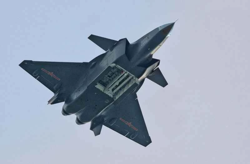J-20ステルス戦闘機 中国PL-15ミサイル