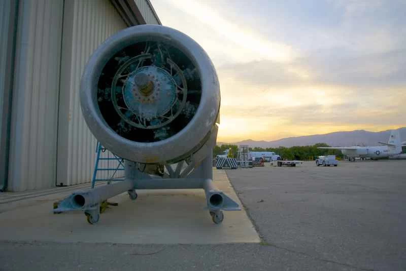 モハーベ航空宇宙港の格納庫の背後に沈む夕日