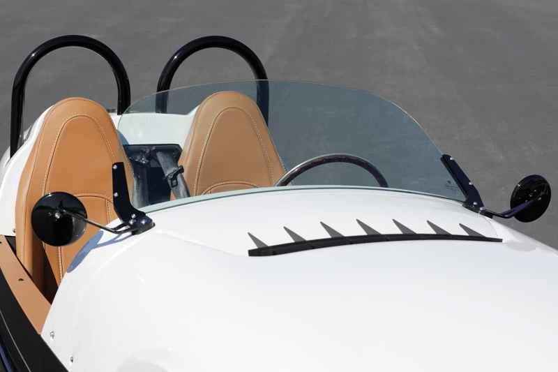 ヴェニスGTはクラシックカーのルックスと雰囲気を体現しています。特に気に入っているのは、低いボンネットラインです。すっきりとした見た目だけでなく、運転中の視界も良好です。