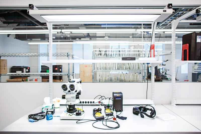 Oculus の設計チームが Facebook 本社でハードウェアをテストしています。