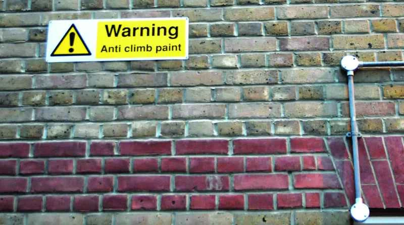 登り止め塗料で覆われたレンガの壁。