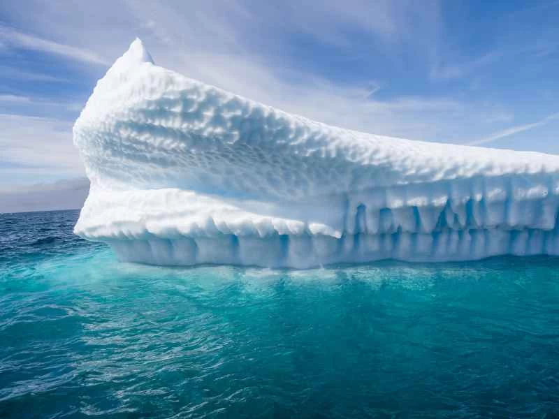 青い海に浮かぶ氷山