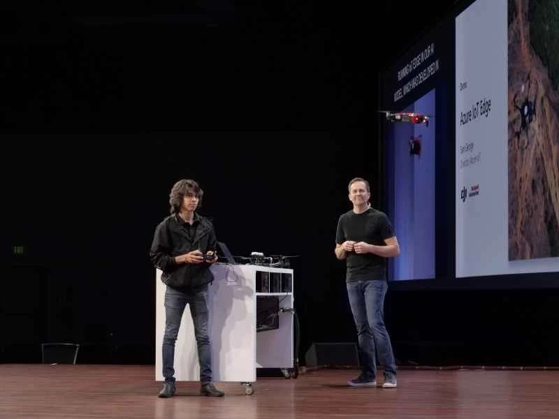 Microsoft Buildカンファレンスの冒頭でドローン、AI、スマートミーティングが登場