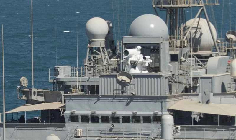 ドローンがレーザー兵器に反撃