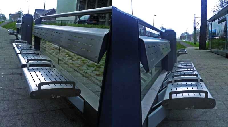 不快なデザインの特徴が多数備わったロッテルダムのベンチ。