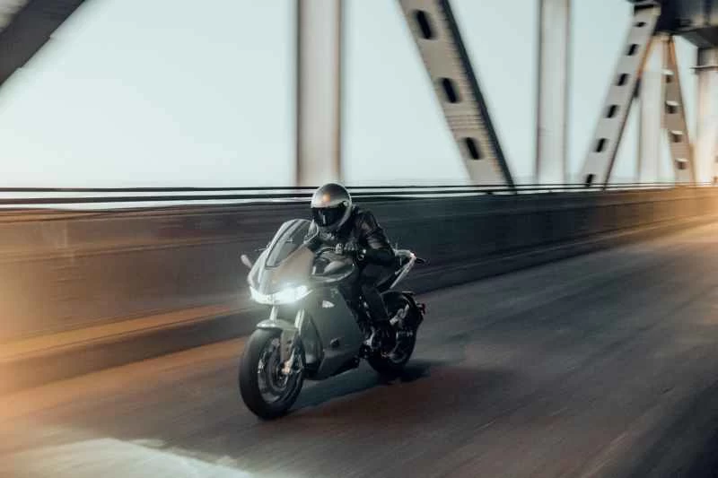 ゼロの新しい電動バイクは、ライダーの周りの風を導き、より快適な巡航を実現します。