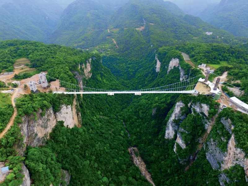 中国は世界最長・最高のガラス橋を建設中