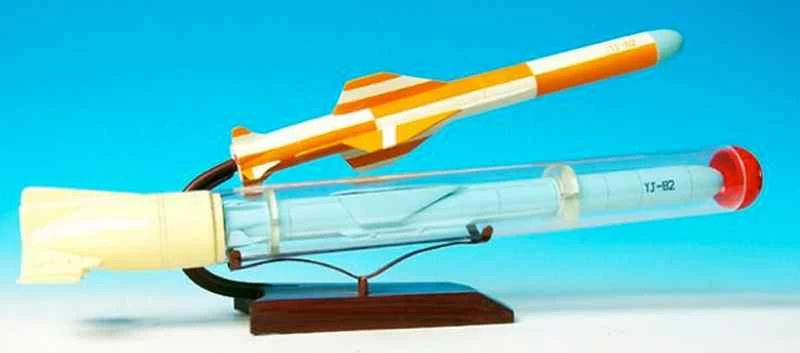 中国YJ-82対艦ミサイル魚雷発射管が発射