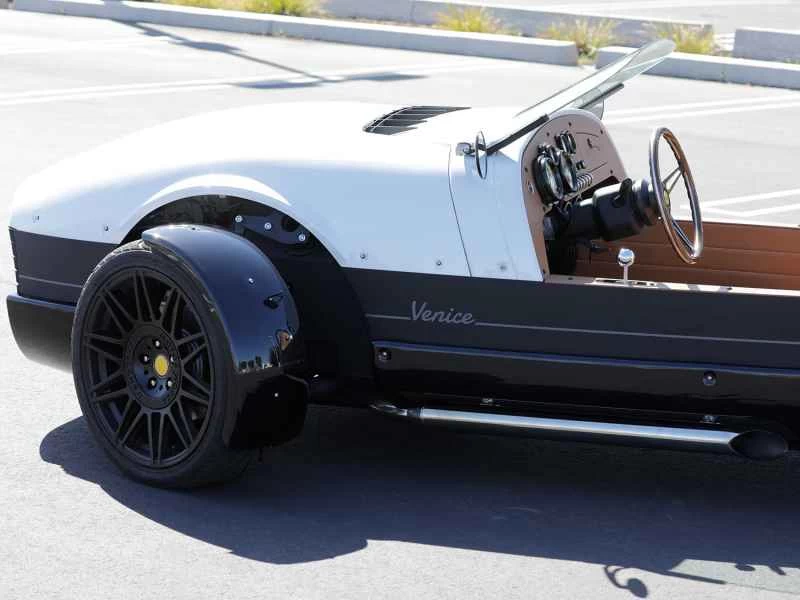 使用済みの燃料は、3インチのスラッシュカットエキゾーストパイプから排出されます。排気音は、どの回転数でも心地よい唸りを響かせます。