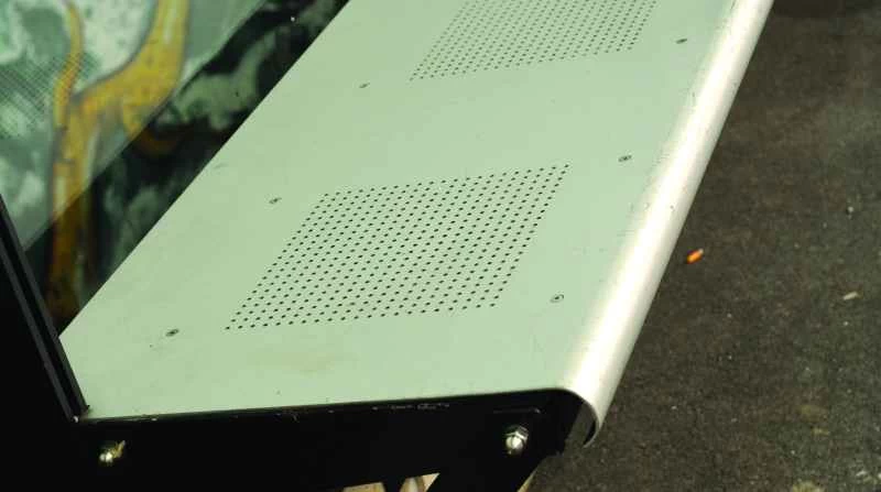 寒さを利用して長時間座り続けることを避けるように設計された金属製のベンチ。