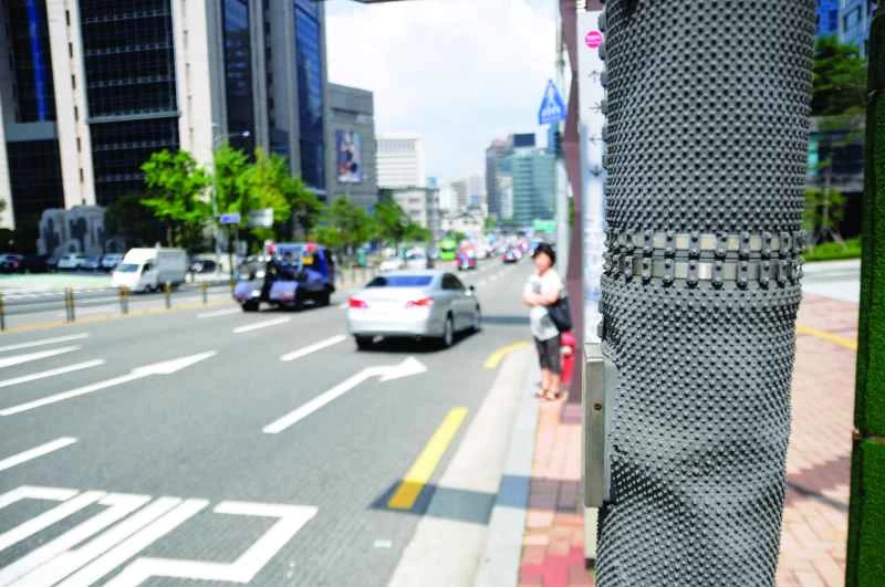 防汚シースで覆われた街灯柱。