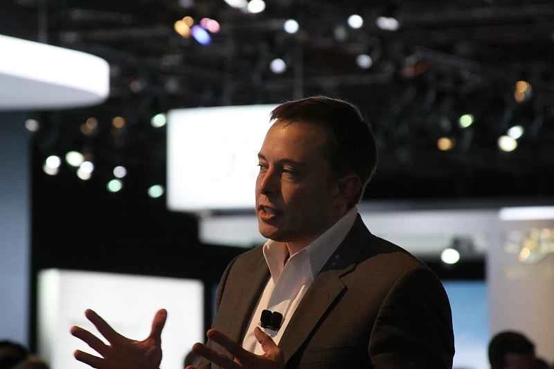 イーロン・マスクは、次期テスラのユーザーインターフェースに何を求めているかを知りたいと考えている