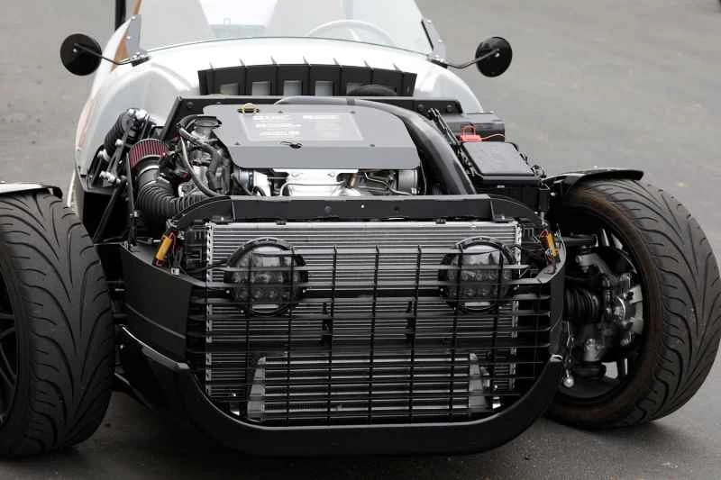 ヴェニスGTは、2016年以降のシボレー・マリブに搭載されているGM製1,485cc直列4気筒エンジンを搭載しています。このエンジンは、直噴、ターボチャージャー、可変バルブタイミング機構を備えています。