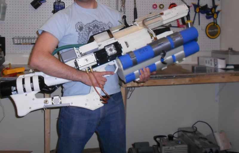 自家製レールガンがカンタロープメロンに弾丸を発射する様子をご覧ください