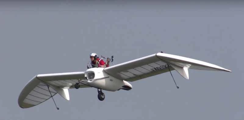 宮崎駿にインスパイアされたジェットグライダーが日本で観客の前で飛行