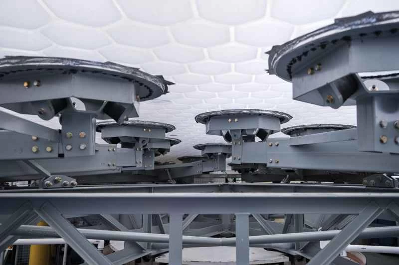 ガラスの下の荷重分散装置