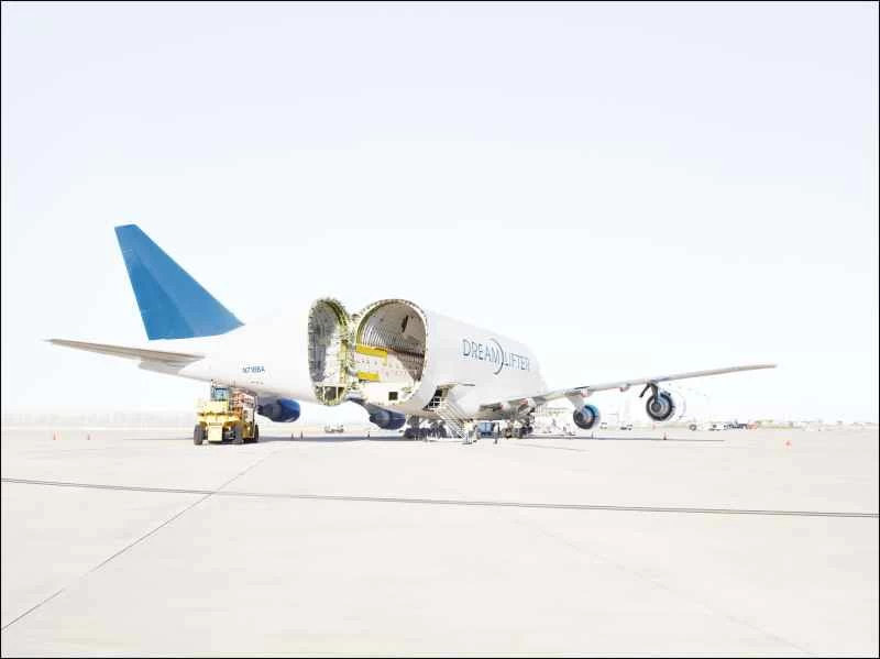 飛行機を運ぶ飛行機