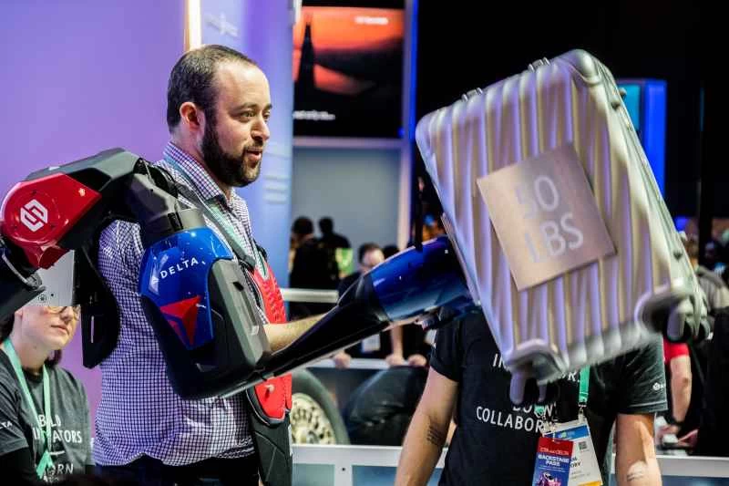 ロボット外骨格がSFから飛び出してきて、柔らかい人間の体にやってくる