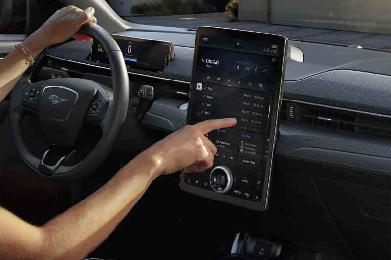 マスタング マッハE の縦型ディスプレイ。